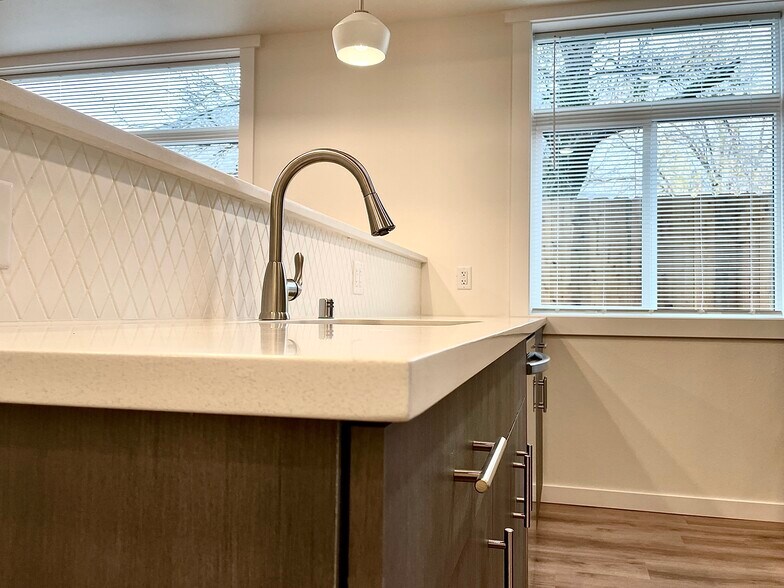 Quartz Countertops - 2511 N Hamilton St