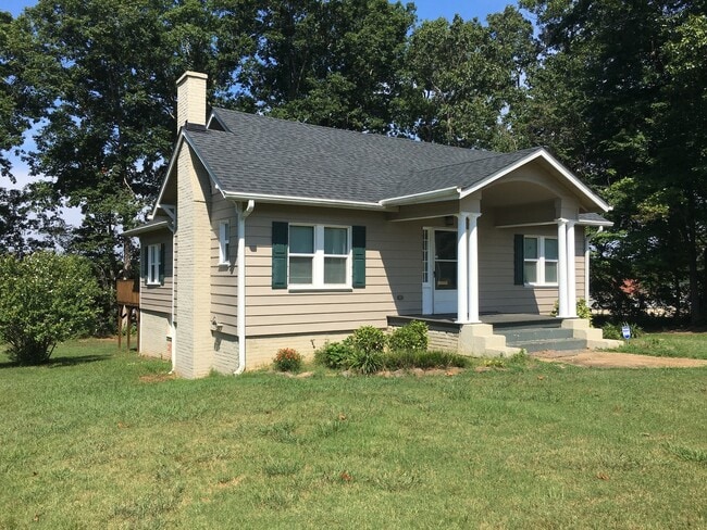 Building Photo - 2BR/2BA home in Pfafftown!