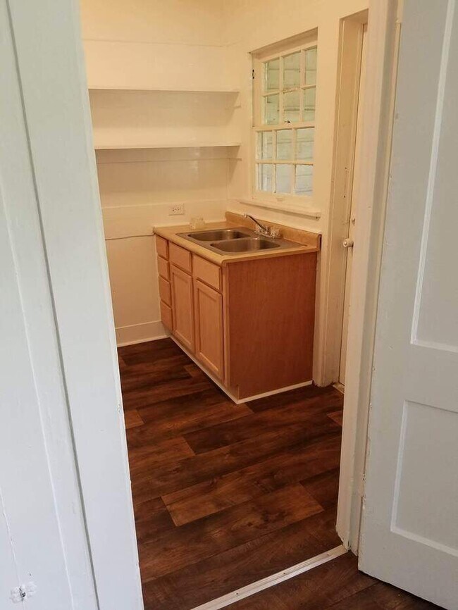 Building Photo - 1 bedroom 1 bath duplex