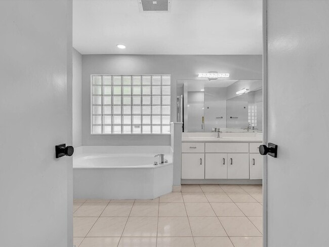Building Photo - 10434 NW 6th Ct