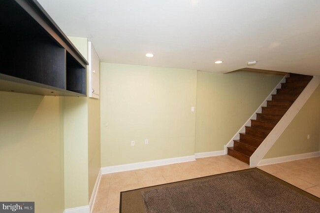 Building Photo - 703 Annin St