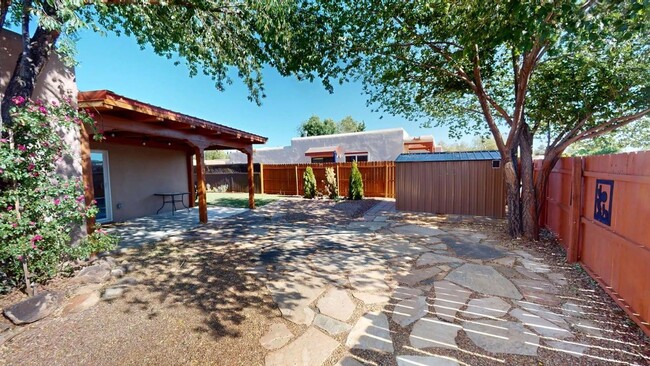 Building Photo - Sweet 3 bedroom