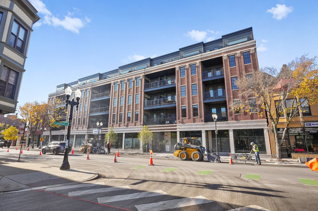 Building Photo - 3924 N Lincoln Ave