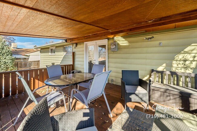 Building Photo - CUTE 3BD RANCHER WITH CHARACTER IN CENTRAL COLORADO SPRINGS - Security Deposit Waiver Available