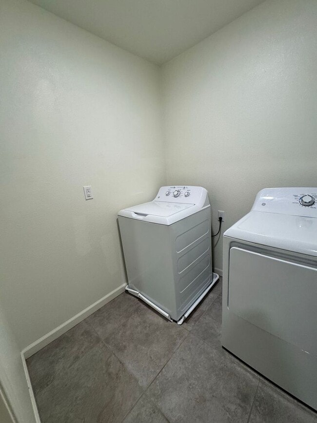 Building Photo - Perfect 5 bedroom, 3.5 bath home with atta...