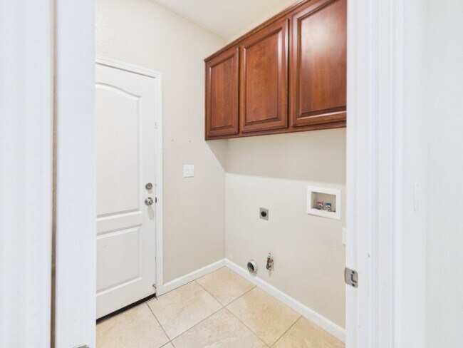 Building Photo - Single Family House