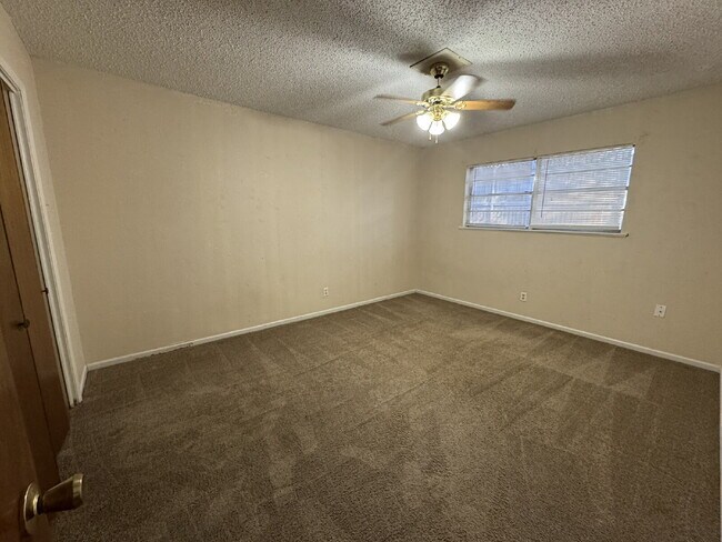 Building Photo - 2 bedroom 1 bath Budget Friendly!!