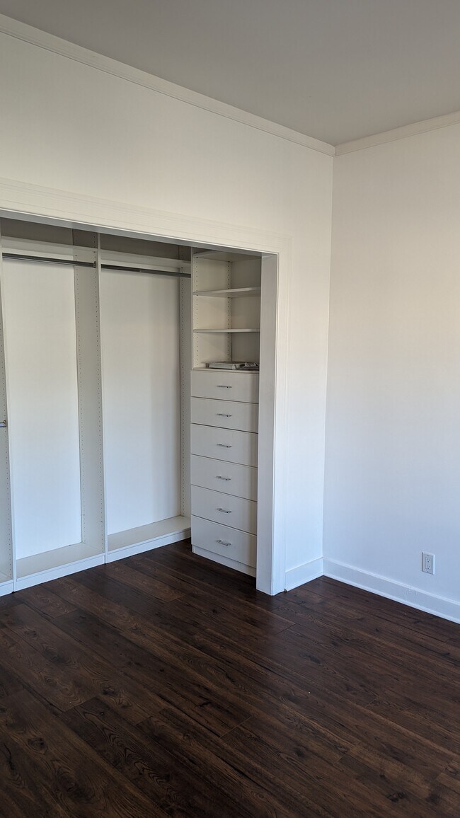 Building Photo - 158 S Sycamore Ave