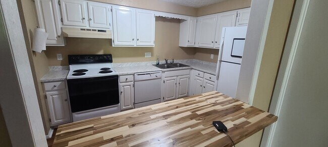 Building Photo - 315 Meadow Dr