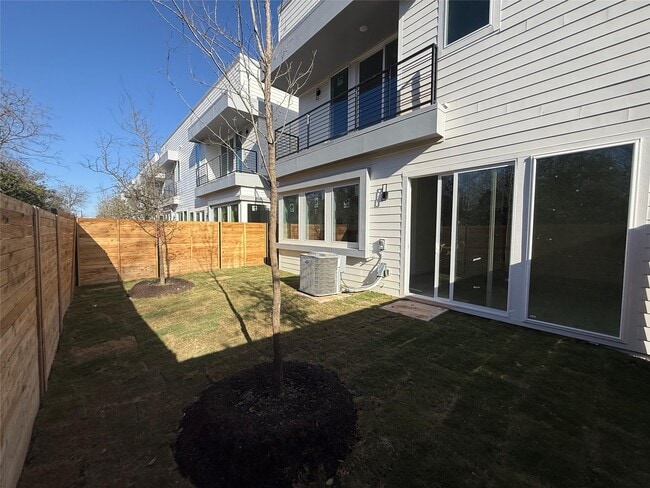 Building Photo - 2000 Riverside Farms Rd