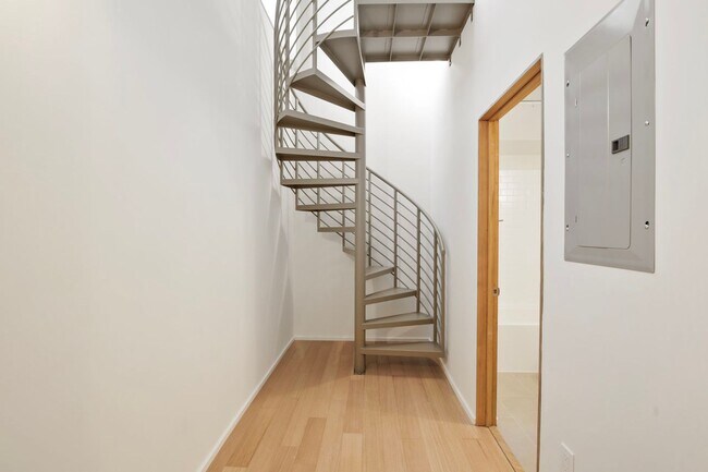 Building Photo - Fora