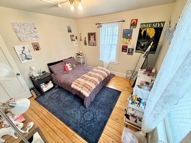 Building Photo - 3 Bedroom Apartment in Burlington VT Available NOW! OFF STREET PARKING, LAUNDRY, HEAT INCLUDED!