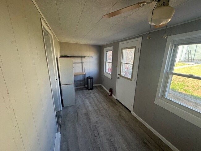 Building Photo - 3 bedroom 2 bathroom
