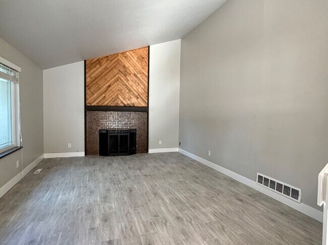 Building Photo - Spacious 4 bedroom, 3 bathroom home in the heart of Aurora is ready for immediate move in! Conven...