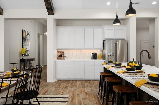 Building Photo - 33 E Silos Ave