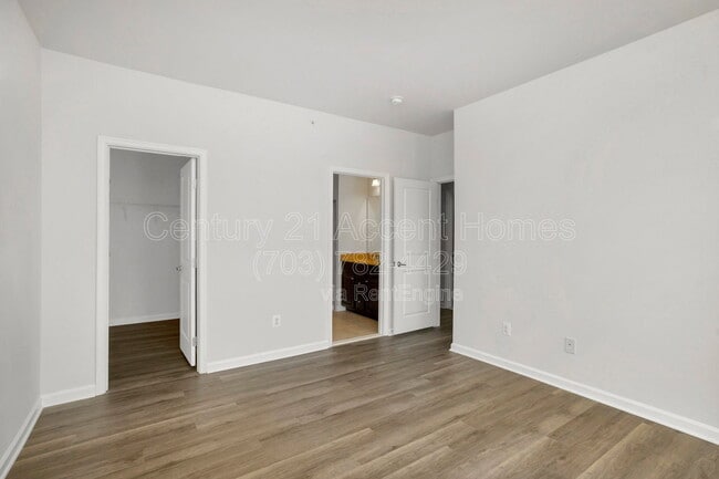 Building Photo - 24676 Hutchinson Farm Dr