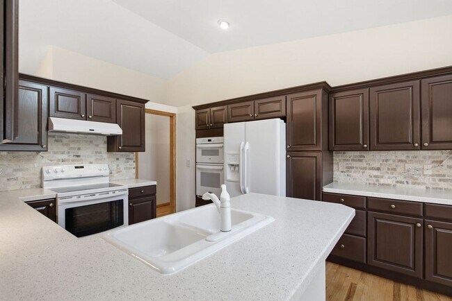 Building Photo - 4 Bedroom 3 Bathroom Duplex in Emerald Glen