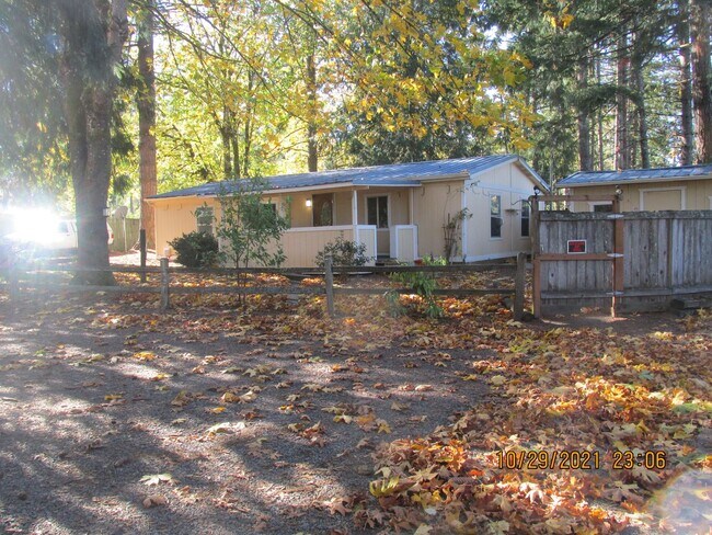 Building Photo - Country Living !  Huge lot !  3 bedroom an...