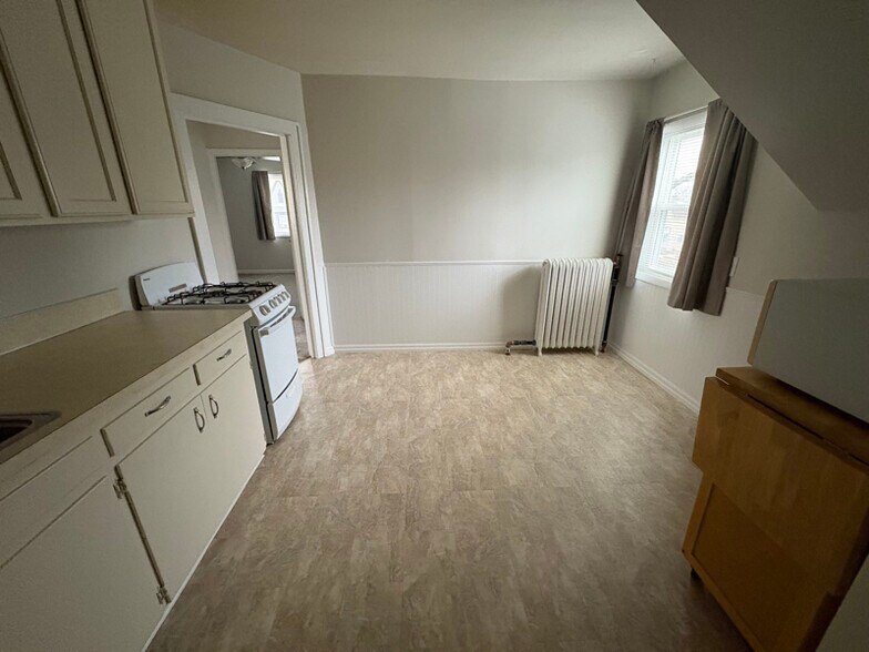 Building Photo - 834 Paris Ave NE