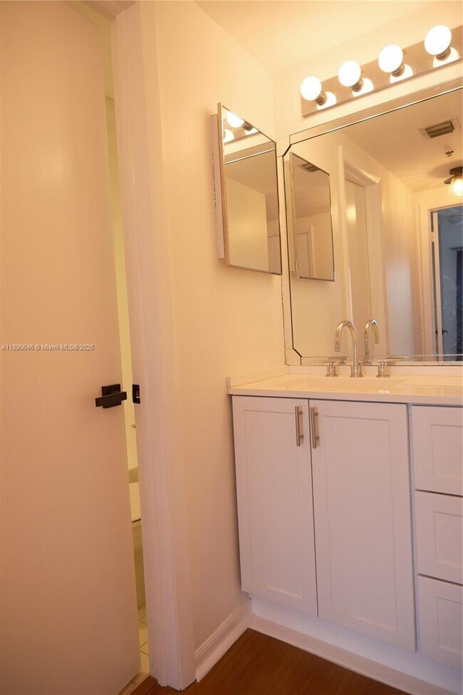 Building Photo - 2756 Day Ave