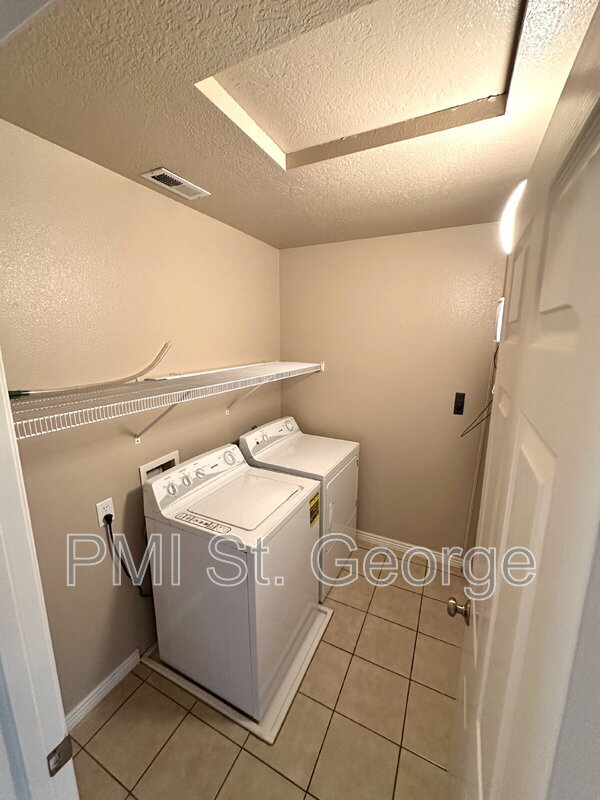 Building Photo - 3155 S Hidden Valley Dr