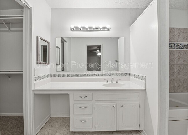 Building Photo - 2115 Oak Shores Dr