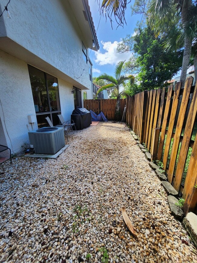 Building Photo - 5705 Fox Hollow Dr