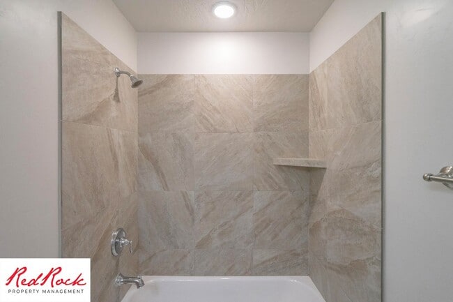 Building Photo - Gorgeous 3 Bedroom Townhome in Washington!