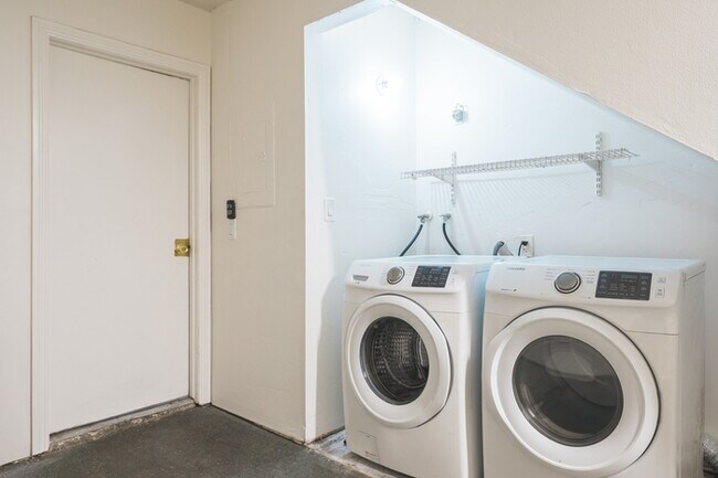 Building Photo - 734 Claraday St