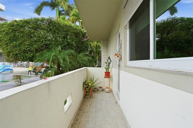 Building Photo - 9881 W Bay Harbor Dr
