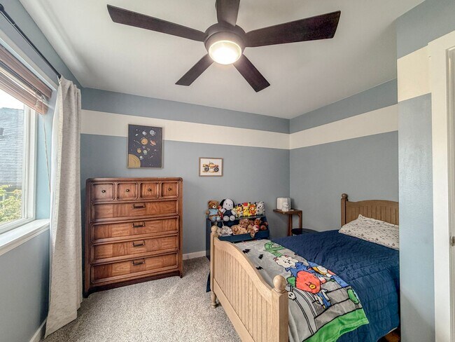 Building Photo - 2 bed/2.5 bath Townhome with Bonus Loft Space in North Seattle, $2,600/mo.