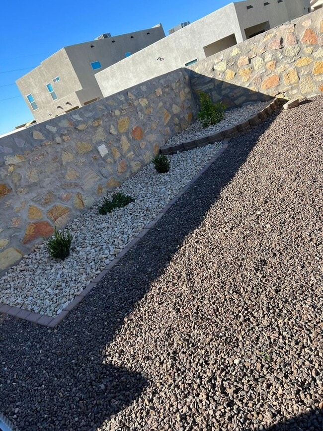 Building Photo - Eastside area for Short or Long Term Rental(Completely Furnished) Beautiful 4 bed/2 baths