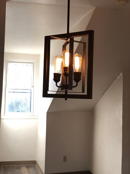 Building Photo - 185 1/2 Home St