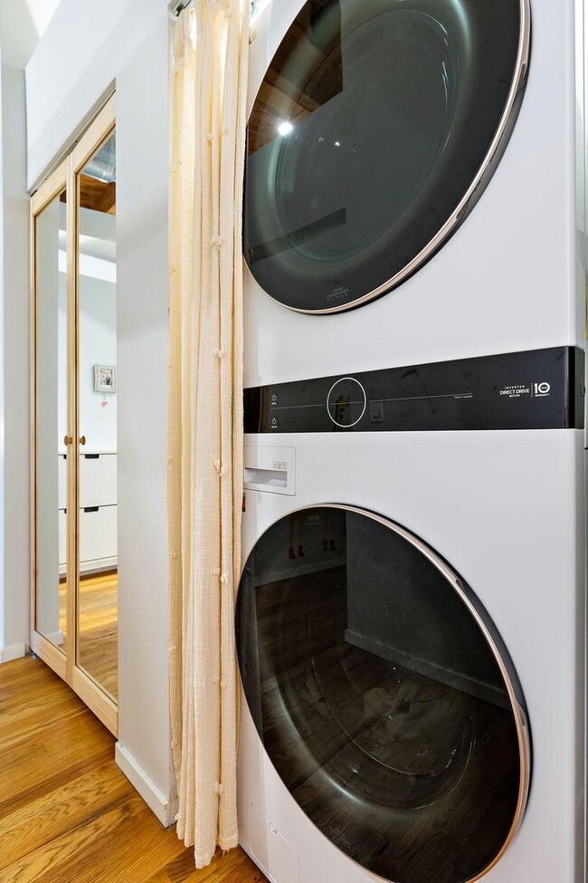 Building Photo - 2210 W Wabansia Ave