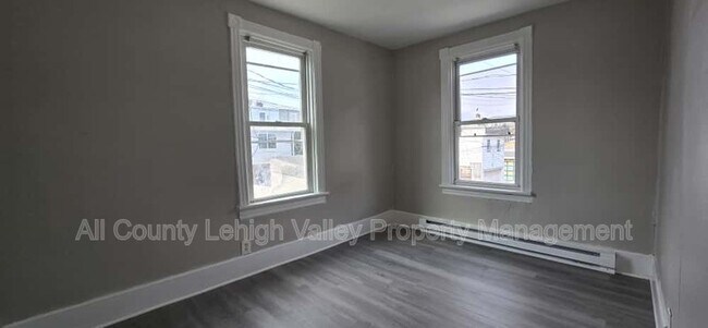 Building Photo - 525 N Plum St