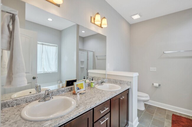 Building Photo - 725 Waterlily Ct