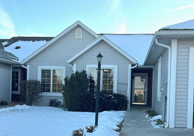 Primary Photo - Gorgeous 3-bedroom, 3 full-bath townhouse