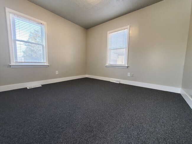 Building Photo - 3 Bed 1 Bath Home