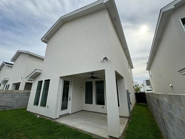 Building Photo - 7511 Cresta Bella St