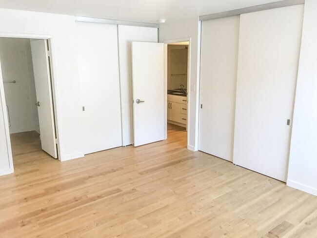 Building Photo - Stunning Remodeled 2BR/2BATHROOM Flat! Fir...