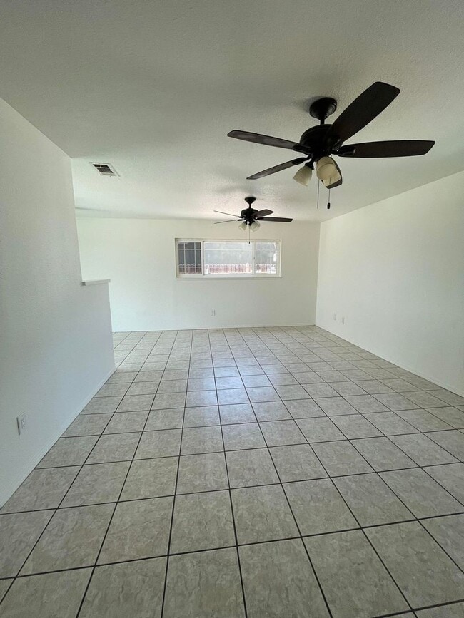 Building Photo - Three Bedroom Two Bathroom Home in Hemet!