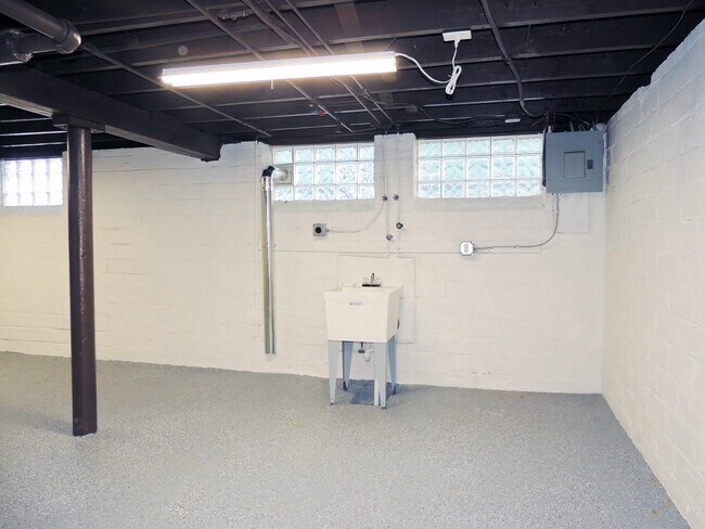 Building Photo - 3 Bedroom & 1 Full Bathroom Colonial for Rent!