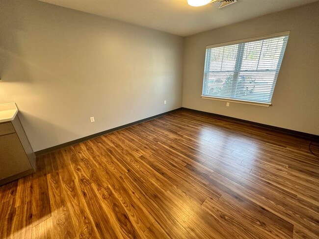 Building Photo - 52 E Ridge Dr
