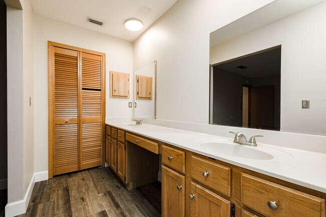 Building Photo - 1523 Poplar Dr