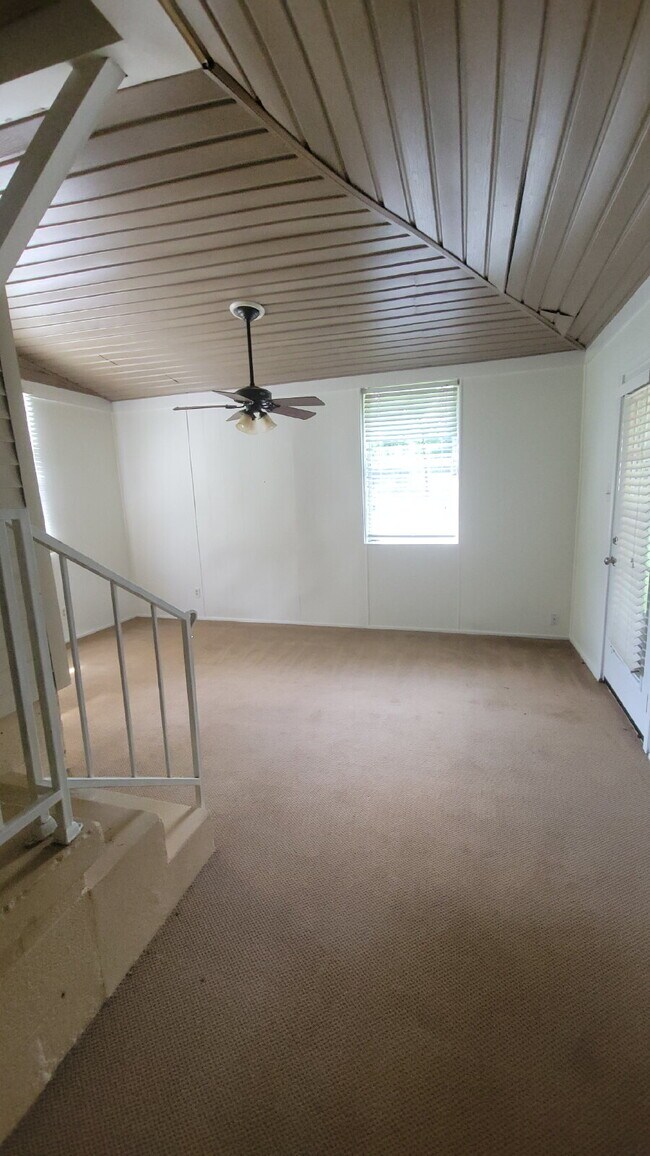 Building Photo - "2-Bedroom Retreat with Located in the 5 P...