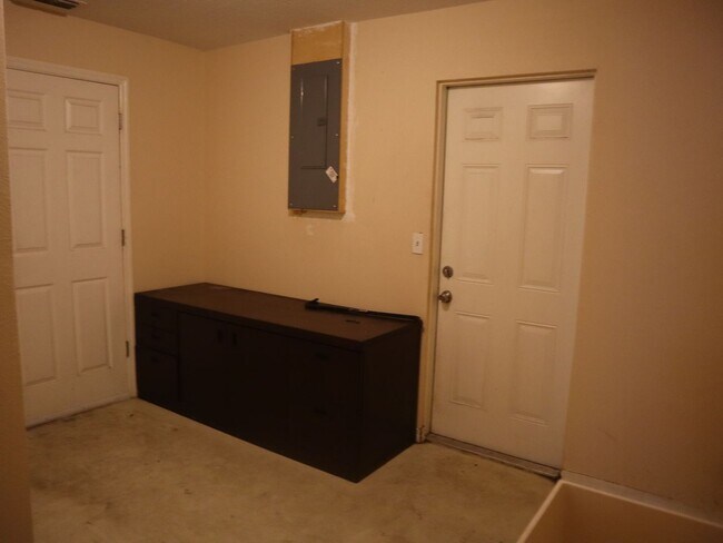 Building Photo - Great Location 3 bedroom 2 Bath 2 Car Garage Call/Text Carole Arcaro 386-216-4900 Deltona Lakes R...