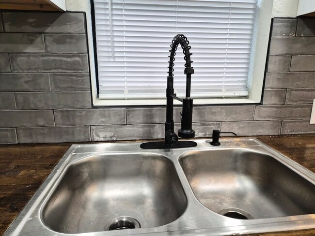 Building Photo - This beautifully updated 2-bedroom, 2-bath rental features modern updates throughout.