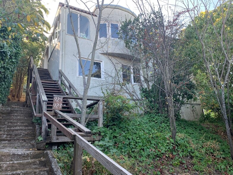 Building Photo - 923 Bridgeway