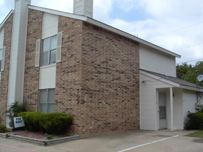 Building Photo - Country Bend
