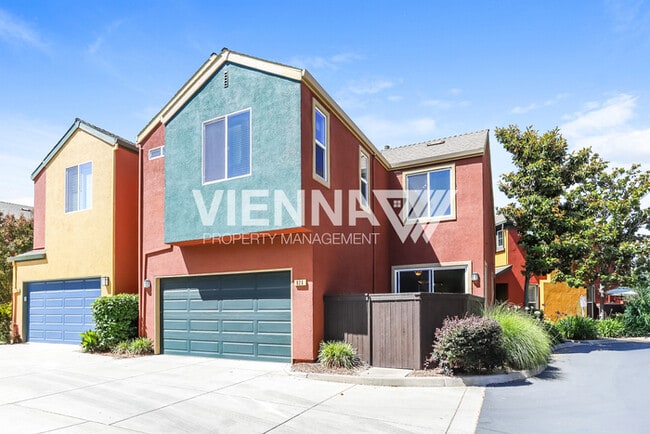 Primary Photo - Beautiful Townhouse for Rent in Sacramento!